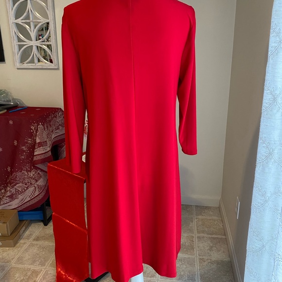 Classic frock, forgiving, sleek. Timeless - Picture 3 of 4